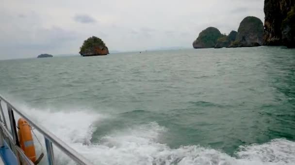Корабель вітрилами моря біля островів скелі вапняку в тропіках — стокове відео
