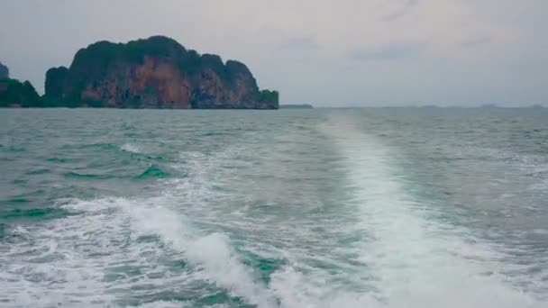 Schaumspur vom Motorboot, das auf dem Meer vor dem Hintergrund tropischer Inseln segelt — Stockvideo