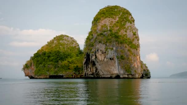 Krásný ostrov Rock v tropické moře — Stock video