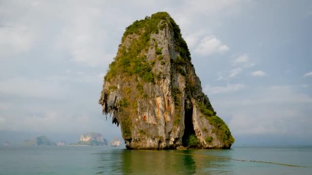 Hermosa isla de roca caliza cerca de la costa en el mar tropical — Vídeos de Stock