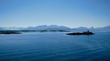 Yelken mavi Kuzey Denizi kıyısından fiyortları güneş ışınları Parlatıcı su ile