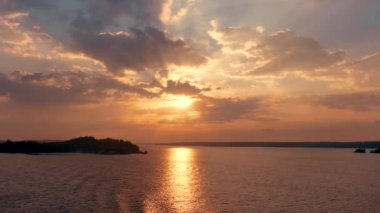 Deniz ışınları olun bulutlar olun güneşli yolda su yollarını On Sunset