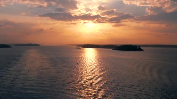 Puesta de sol en el mar entre las islas Rayos de sol hacen un camino soleado en el agua — Vídeos de Stock