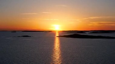 Deniz On Sunset Horizon ışınları güneş güneşli yolun su olun