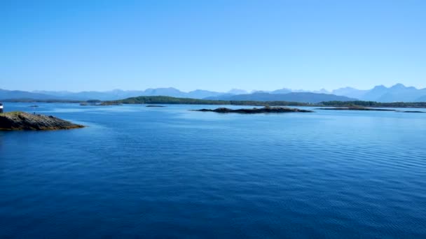 Modrá Severního moře poblíž pobřeží s fjordy a horami sluneční paprsky zářit na vodě — Stock video