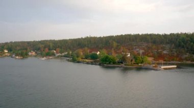 Çam ormanları arasında Kuzey Denizi üzerinde evlerin çok