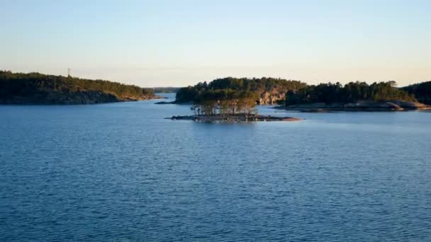 Ostrov ve světle západu slunce s jehličnatých lesů a pobřeží Rock v Severním moři — Stock video
