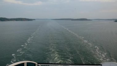Deniz gemi geriye yelken vida yüzey su köpük iz