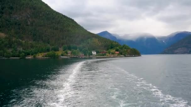 Spienionego utwór na powierzchni wody z Śruba statku za rufą żeglowania na fiordach — Wideo stockowe