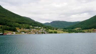 Tepeler köyün ile karşı Norveç fiyortları güzel koyunda yelken