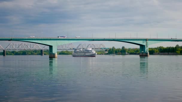 Köprü altında Nehri üzerinde yüzen zevk gemi — Stok video