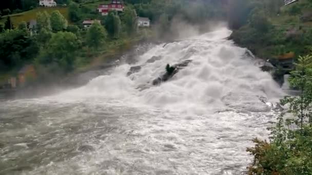 Mäktiga vattenfall med rasande forsen rinner från bergen i fjordarna — Stockvideo