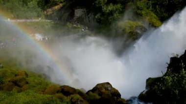 Şelale ile Rapids sprey taş havada bir gökkuşağı güneş ışınlarından yapar.