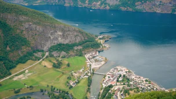 Πανόραμα από το ύψος της πόλης κοντά στον κόλπο στο Νορβηγικά φιόρδ — Αρχείο Βίντεο