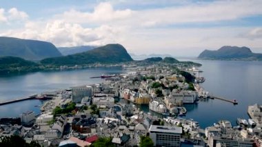 Panorama City Alesund Norveç fiyortları'Körfezi kıyısında