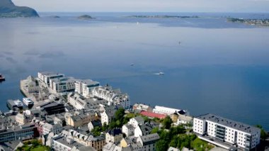 Alesund güzel şehir ve Norveç fiyortları Kuzey soğuk denizde Körfezi