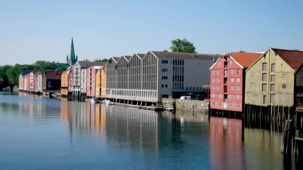 Trondheim, Norsko Červenec 27, 2018: Krásné barevné domy na kůlech ve vodě — Stock video