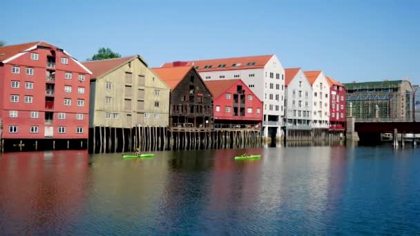 Trondheim, Noruega-27 de julho de 2018: Casas coloridas bonitas sobre inclinações na água — Vídeo de Stock