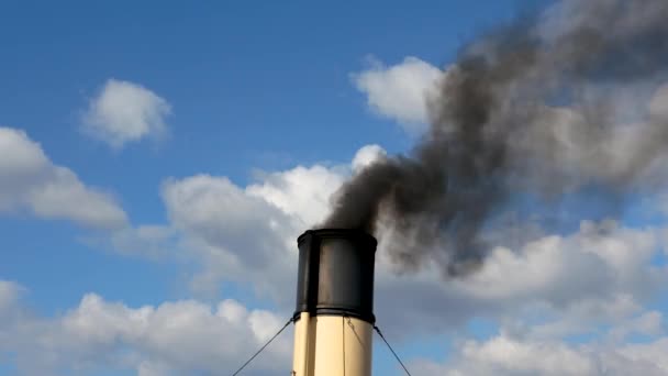 Fuera de la tubería del barco libera humo negro en el aire y lo contamina — Vídeos de Stock