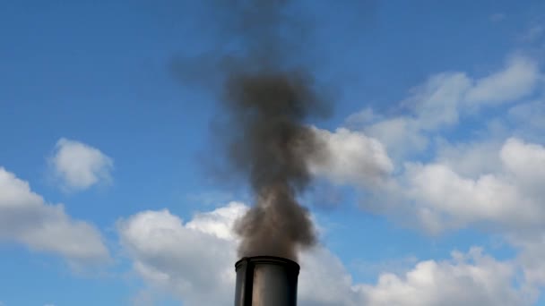 De uma tubulação da planta deixa para fora o fumo preto com fuligem no ar e poluição ele — Vídeo de Stock