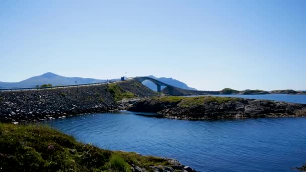 Carros Dirigir para Storseisundet Bridge Em Atlantic Road Noruega — Vídeo de Stock