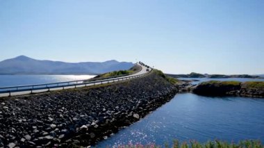 Güneşli gün Atlantik yol Norveç'te Storseisundet köprüye arabalar