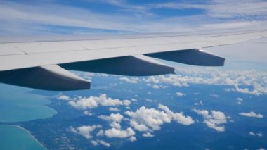 Uçak ve sahil tropikal deniz uçuş kanadında