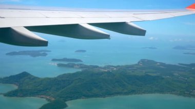 Tropik Adaları üzerinde çıkardı uçağın penceresinden görünümü