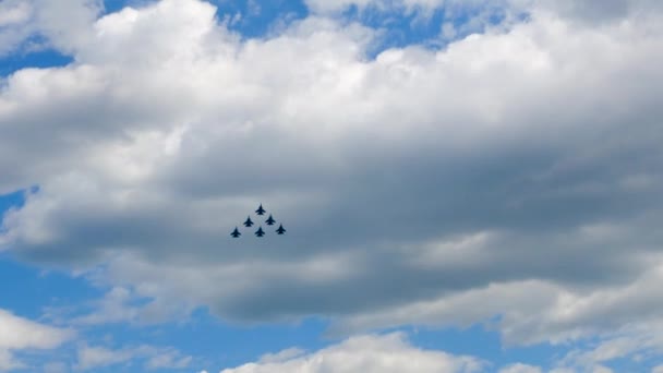 Fighters flyger bredvid varandra i konstflygning mot himlen — Stockvideo