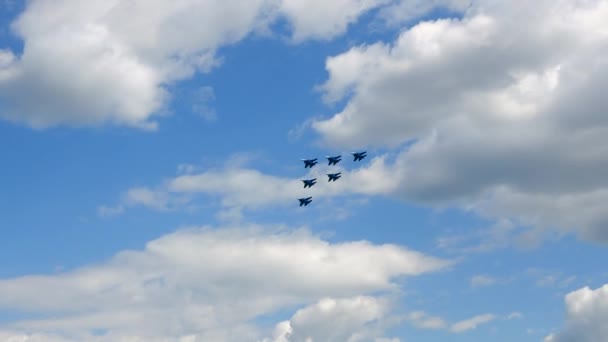 Combattants militaires volant les uns à côté des autres en acrobatie aérienne contre le ciel — Video