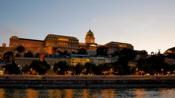 Serata aerea sul lungomare di Budapest con l'illuminazione e il castello — Video Stock