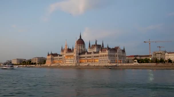 View from the Danube River To Parliament In Budapest In The Evening Illuminated — стоковое видео