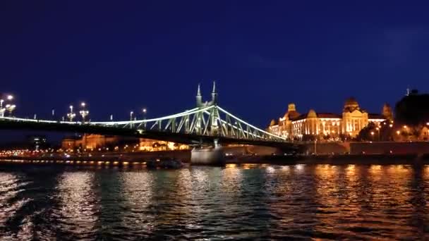 Natt syn på den belysta Frihetsbron och banvallen av Budapest — Stockvideo