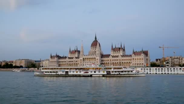 Budapešť, Maďarsko srpen 27, 2018: Parlament v řece Dunaj — Stock video