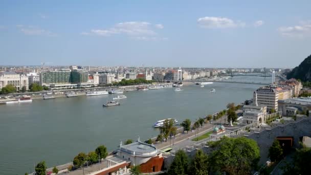 Budapest, Hongarije-augustus 27, 2018: Uitzicht op de oude binnenstad en de rivier Donau — Stockvideo