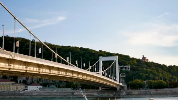 Budapest, Ungern-augusti 27, 2018: Erzsebet Bridge — Stockvideo