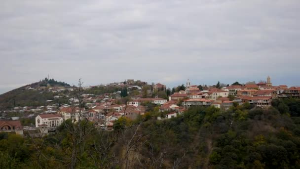 Una piccola città su una collina con case basse con tetti rossi — Video Stock