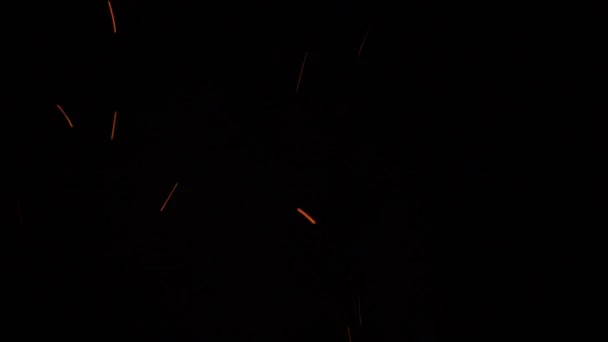 Σπινθήρες από την μύγα φωτιά αντιμέτωποι με το μαύρο ουρανό τη νύχτα — Αρχείο Βίντεο