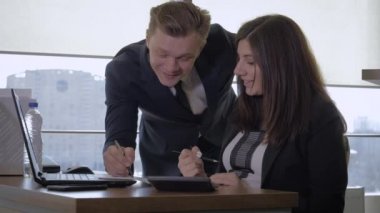 Creative Manager ve Businesswoman bilgisayar kullanarak ofis eğlenceli sohbet var
