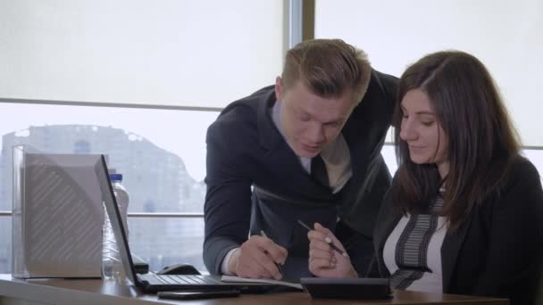 Gestionnaire créatif et femme d'affaires s'amusent à parler au bureau — Video