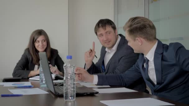 Ředitel a kreativní manažeři v vyjednávacím stolu se dohodli na důmyslné myšlence — Stock video