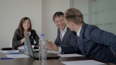 Neşeli Yönetmen ve Yöneticiler Masa Kahkahaları Müzakerelerinde Fikirleri Tartışıyor