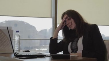 İş yorgun Hamile Kadın Ofis İçme Suyu ve Mide okşayarak
