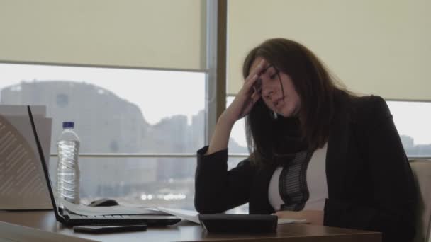 Устала от работы беременная женщина в офисе пьет воду и гладит желудок — стоковое видео