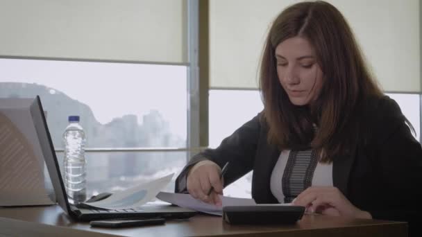 Moe van het werken zwangere vrouw zakenman in Office drinken van water uit fles — Stockvideo