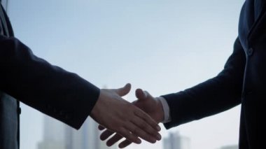 İşadamları Ofis Closeup'ta Pencerede El Sıkışırken