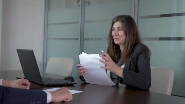 Femme d'affaires résumant vers le haut la réunion avec le associé et la poignée de main d'adieu — Video