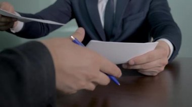 İş Ortakları Belgelere İmza Koyup El Sıkışma Ile Mühür İşlemi