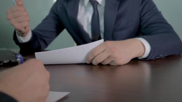 Hommes d'affaires à la table pour signer le contrat et sceller l'accord avec une poignée de main — Video