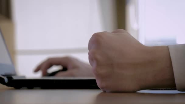 Close-up vuist hand van zakenman nervously raakt de Bureau in kantoor op de werkplek — Stockvideo